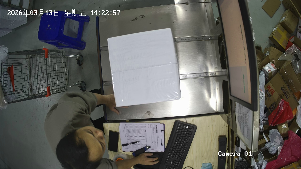 焦点转运仓库真实作业画面:包裹、作业台与工作人员