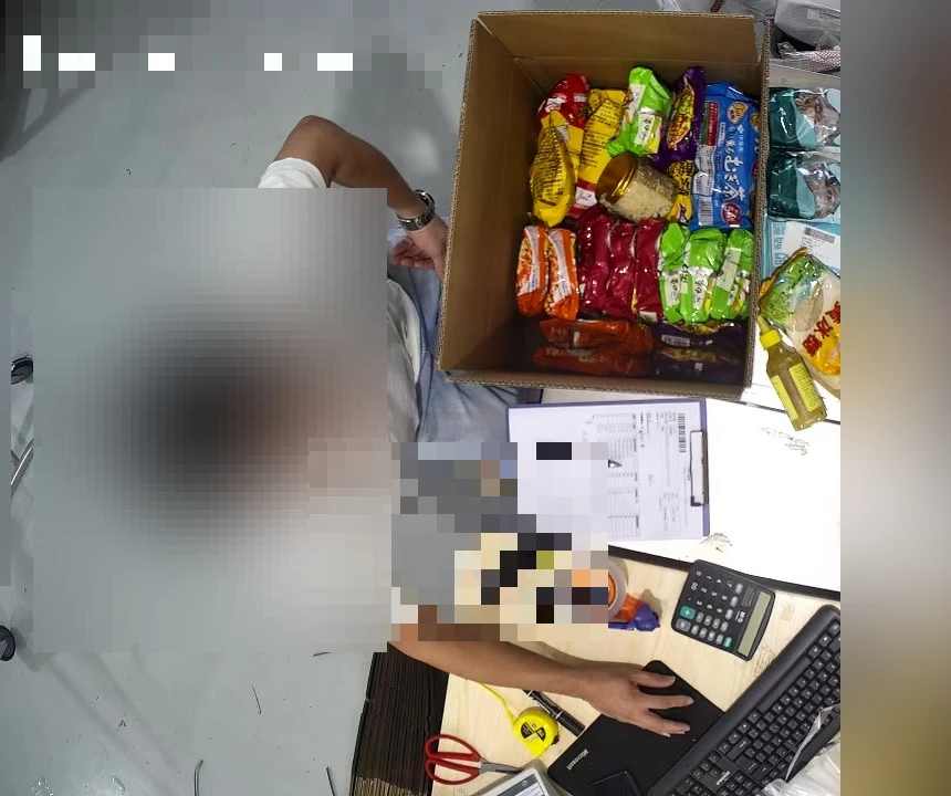 仓库整理装箱实拍:多件商品集中放入外箱