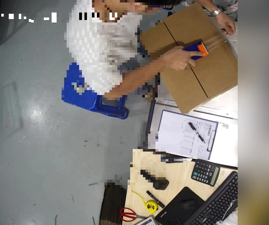 仓库封箱作业实拍:完成装箱后封口